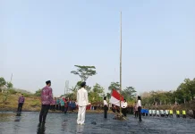 Warga Ngindeng Ponorogo Kibarkan Merah Putih di tengah Sungai