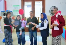 KEREN! Pelanggan Rayakan HUT ke-81 RI di Stasiun dan di Atas Kereta Api