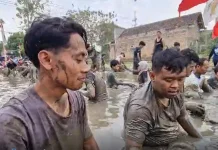 Semarak HUT Kemerdekaan, Warga Tonatan Berebut Lele di Sawah