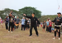 Lomba Sangkutan Layangan Meriahkan HUT ke-81 RI di Desa Bajulan Saradan