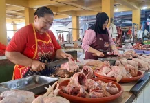 Kenaikan Harga Daging Ayam Ras di Madiun Dikeluhkan Pedagang dan Pembeli