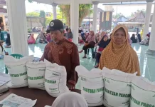 Warga Kecamatan Dagangan Madiun Terima Beras Bantuan Pangan