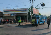 Dua Truk Tabrakan di Kebonsari Madiun, Satu Masuk Minimarket