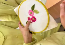 Kreasi Cantik dari Sulam Pita Warna-Warni