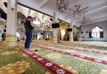 Mengajarkan Salat secara Sabar dan Bijak