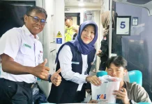 HUT ke-81, KAI Daop 7 Bagikan Ratusan Porsi Nasi Pecel Pincuk Khas Madiun