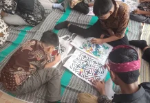 Peringatan Hari Batik Nasional, 30 Siswa SLBN Ngadirojo Warnai Motif Batik Totebag