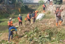Antisipasi Banjir, BPBD Kota Madiun Bersihkan Kali Piring