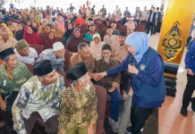 Khofifah Salurkan Bantuan Rp9,87 Miliar di Magetan