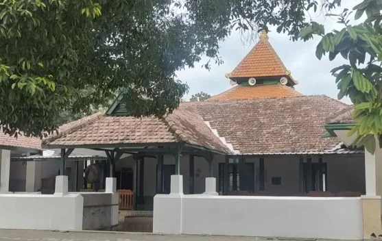 Masjid Al Basyariah: Tembok Tebal Usia Ratusan Tahun, Uniknya Ada Kolam Depan Masjid