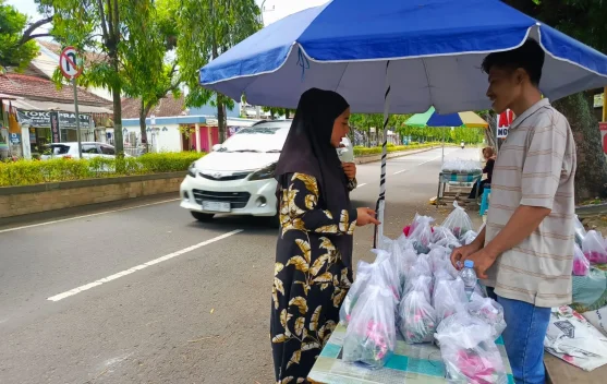 Tradisi Ziarah Jadi Peluang Penjual Bunga Tabur Musiman di Pasar Sayur Magetan