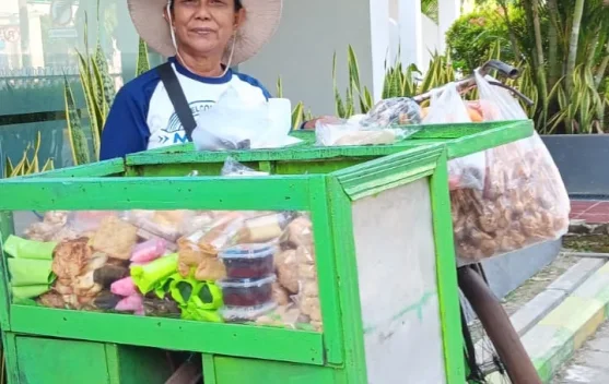 Lebih Dari 4 Dekade, Semangat Bu Sumarti Penjual Tenongan Keliling Kota Madiun