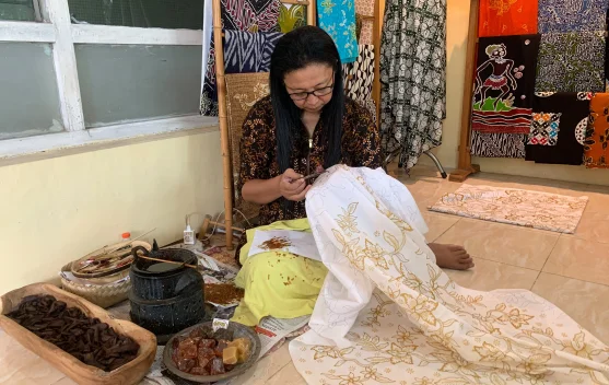 Batik UMKM Kota Madiun Dikenakan Arumi Bachsin saat Penjurian Lomba Cipta Kreasi