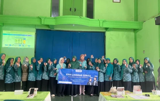 Tim KKN UNS dan PKK Purwoasri Sulap Bahan Dapur Jadi Kamper Alami