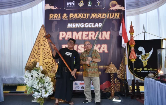 Keris Sepanjang Satu Meter Jadi Daya Tarik Pameran Pusaka di RRI Madiun