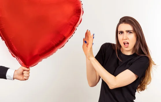 Mengenal Love Bombing dalam Hubungan Romantis