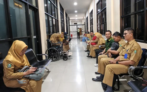 Ratusan Bakal Calon Kepala Sekolah Urus SKBN di RSUD dr. Sayidiman Magetan