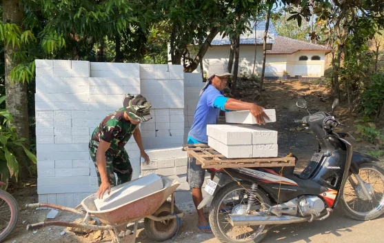 Rumah Orang Tua Direhab, Anak Rela Gunakan Motor Kesayangan untuk Angkut Material