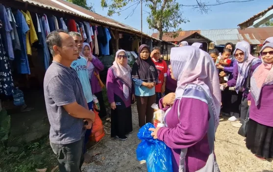 Belasan Emak-Emak di Ponorogo Salurkan Sembako ke Permukiman Terpencil