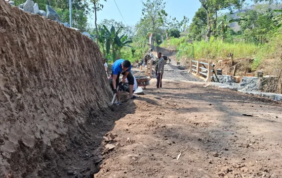 Permudah Akses Warga, TMMD Ke-129 Bangun Jembatan dan Talud Jalan