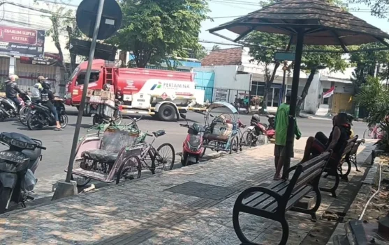 SABAR!! Abang Becak di Madiun Tetap Semangat Mengais Rezeki