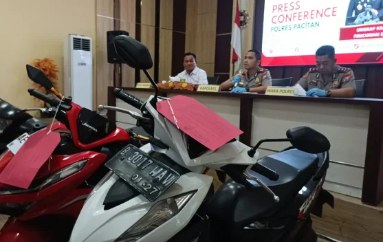Polres Pacitan Amankan Tersangka Kasus Pencurian Uang dan Emas di Tulakan