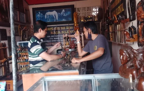 Jimmy, Pelestari Keris di Kios Pasar Joyo Madiun