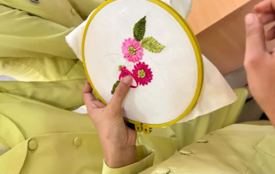 Kreasi Cantik dari Sulam Pita Warna-Warni