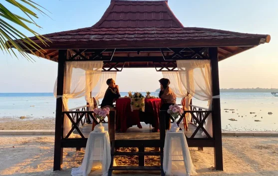 Makan Romantis Sambil Menikmati Sunset Karimunjawa