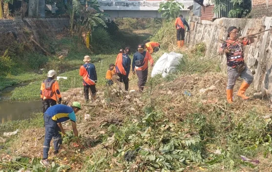 Antisipasi Banjir, BPBD Kota Madiun Bersihkan Kali Piring