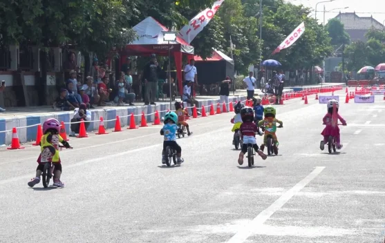 Ratusan Pembalap Cilik Adu Cepat di Event Pushbike Perdana Kabupaten Madiun