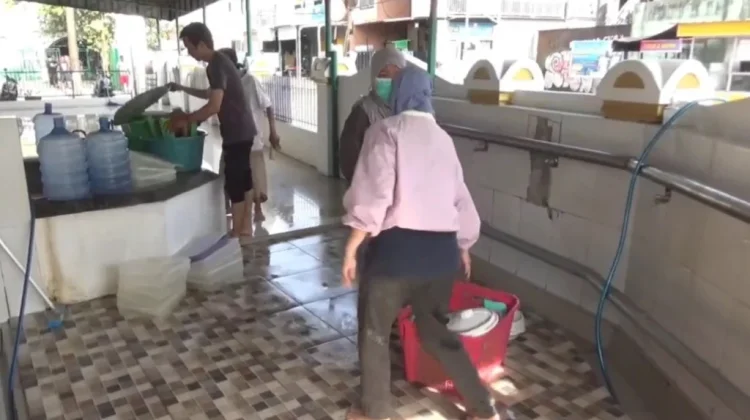 Tradisi Bersih Masjid Tua Katangka Sambut Ramadan