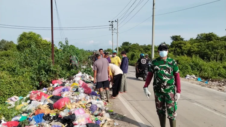 TNI–Warga Bersihkan Jalan Perbatasan Mandai Maros