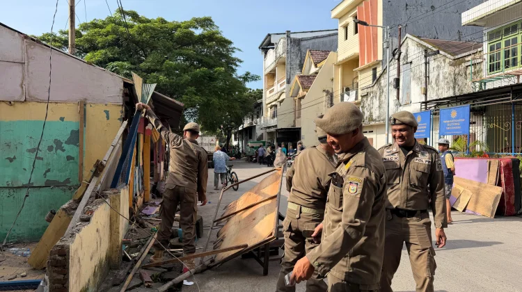 Pemkot Makassar Tertibkan 15 Lapak PKL di Jalan Sarappo–Tentara Pelaja