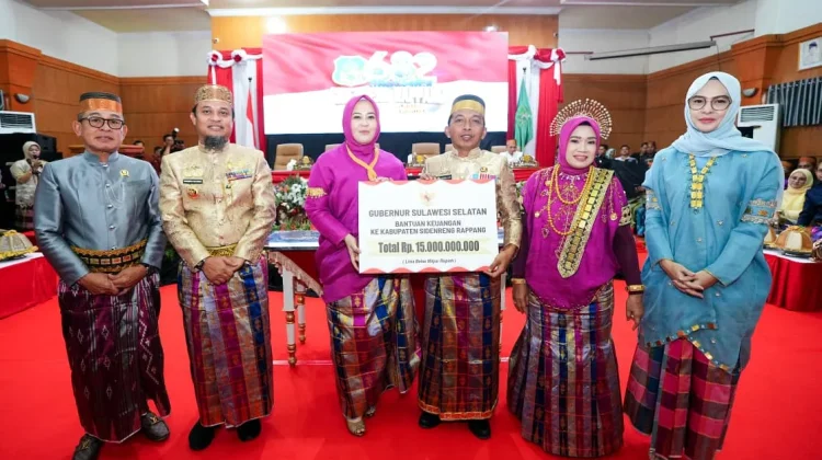 Gubernur Serahkan Bantuan Keuangan Rp15 Miliar pada HUT Sidrap