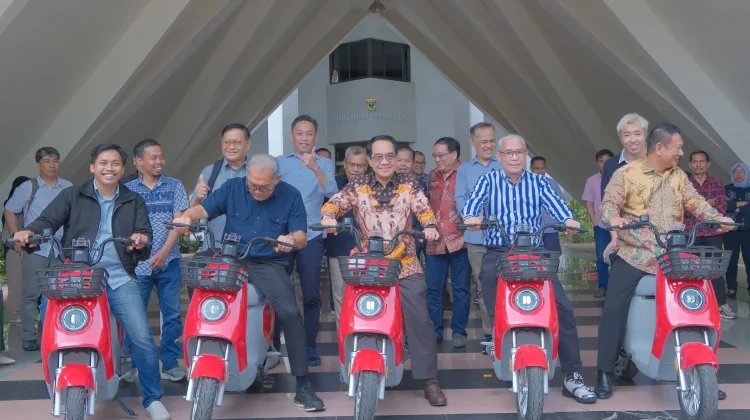 Unhas Luncurkan Pengoperasian 600 Unit Sepeda Listrik Canggih