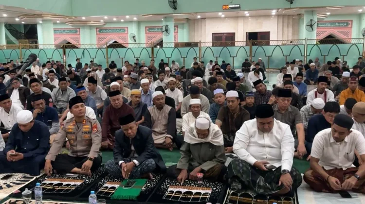 Tarawih Perdana, Kapolres-Bupati Perkuat Kebersamaan di Al Markaz