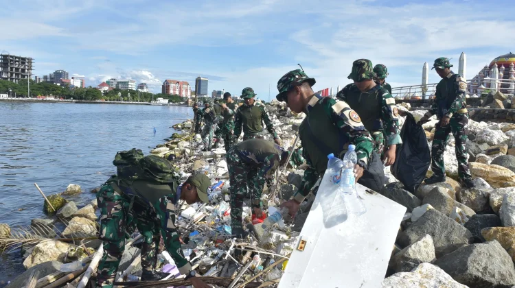 Prajurit Marinir Satgas Perbatasan Negara Bersihkan Pesisir CPI