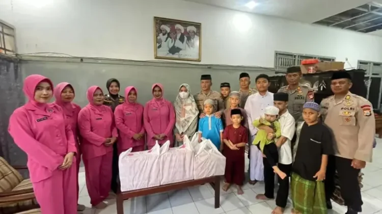 Satuan Brimob Polda Sulsel Melakukan Ramadan Berbagi