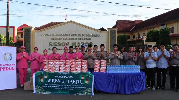 Sentuhan Ramadan, Polres Maros Bagikan Takjil ke Pengendara