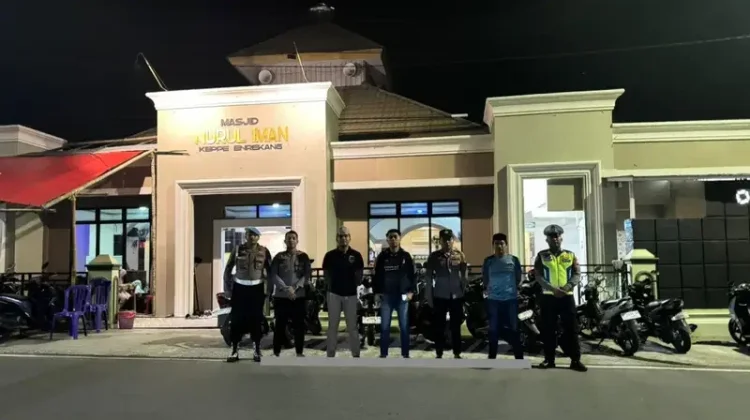Personel Polres Enrekang Intensifkan Pengamanan Tarawih