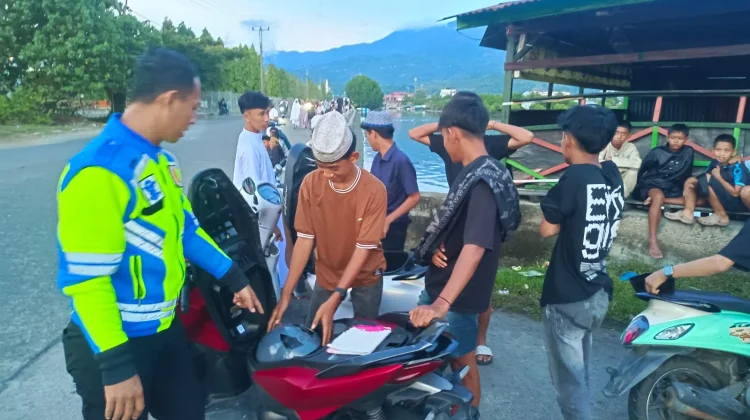 Antisipasi Balap Liar,Personil Polres Palopo Bubarkan Kerumunan Remaja