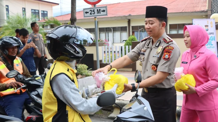 Polres Palopo Berbagi Takjil Ramadan dengan Masyarakat