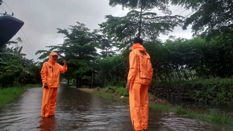 Turunkan TCR, BPBD Makassar Evakuasi  Warga di Lokasi Banjir
