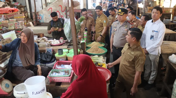 Kapolres Parepare Dampingi Wali Kota Pantau Harga Sembako