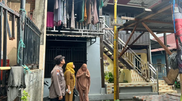 Bhabinkamtibmas Dampingi Aparat Kelurahan Periksa Lampu Lorong Warga