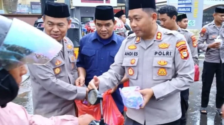 Polrestabes Makassar Peduli Warga  Berbuka Puasa