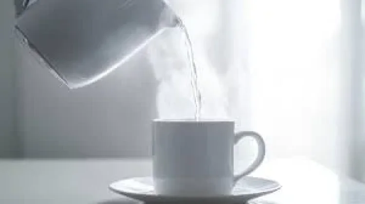 Manfaat Minum Air Hangat saat Perut Kosong