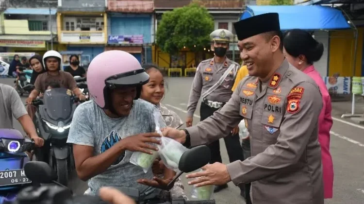 Polres Bulukumba Borong Dagangan UMKM, Ratusan Takjil Dibagikan