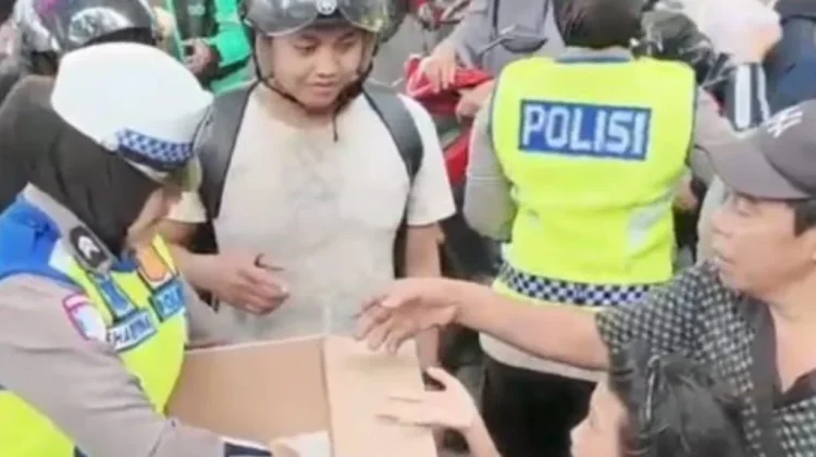 Ditlantas Polda Sulsel Bagi Takjil kepada Pengguna Jalan jelang Berbuka Puasa